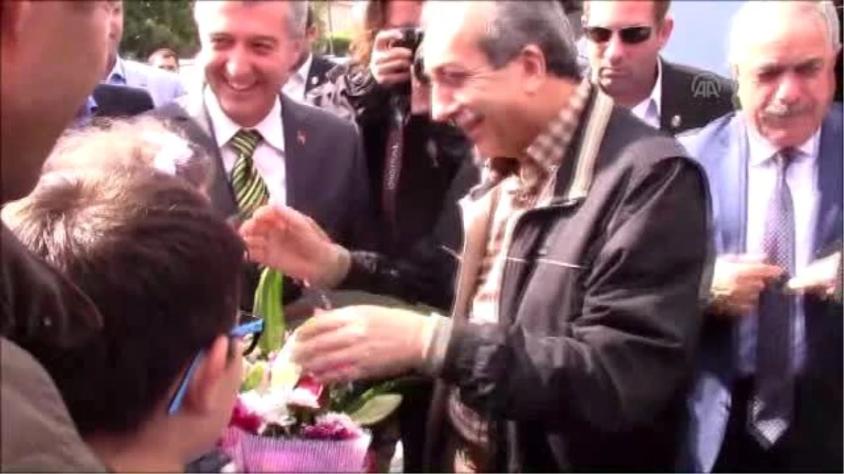 Eski Bakan Mehdi Eker, Biçerdöverle Ayçiçeği Hasadı Yaptı