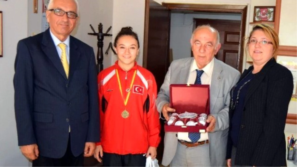 Gazeteciler Cemiyeti, Şampiyon İlknur Gedik\'i Altınla Ödüllendirdi