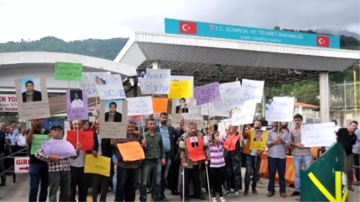 Gürcistan\'da Tutuklu Bulunanların Yakınlarından Sarp Sınır Kapısı\'nda Protesto