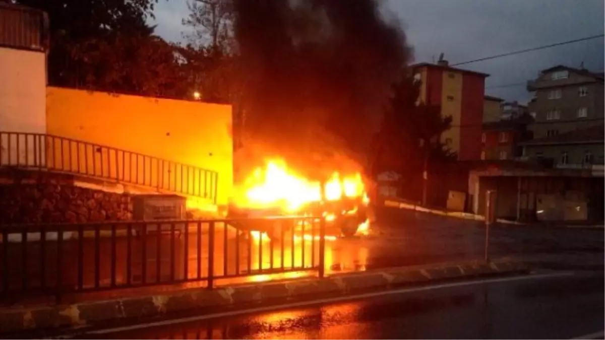 Seyir Halindeki Otomobil Alev Topuna Döndü