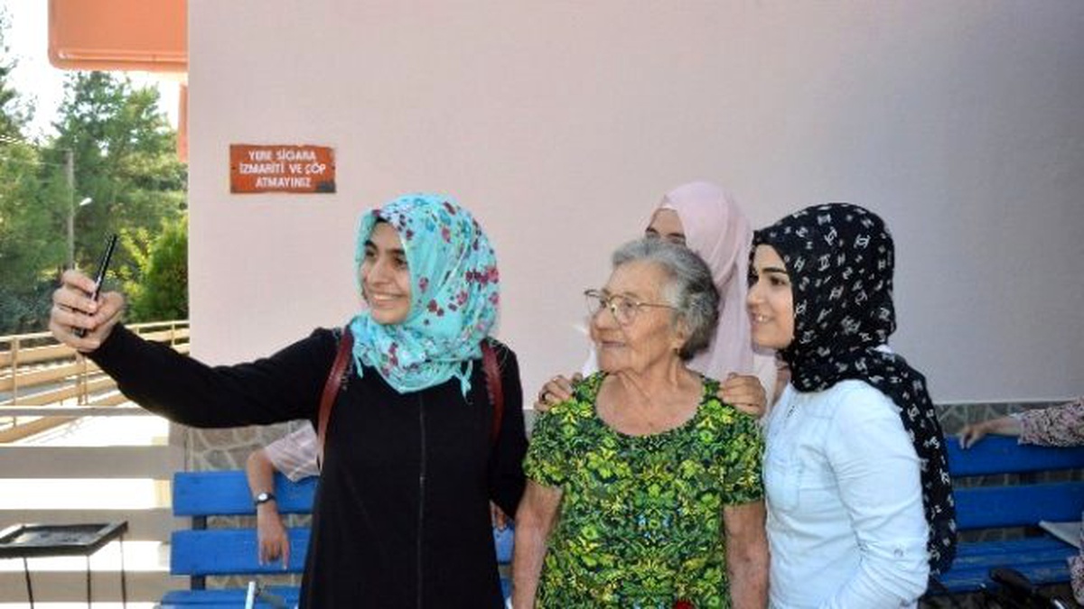 Ak Partili Gençlerden Huzurevine Ziyaret