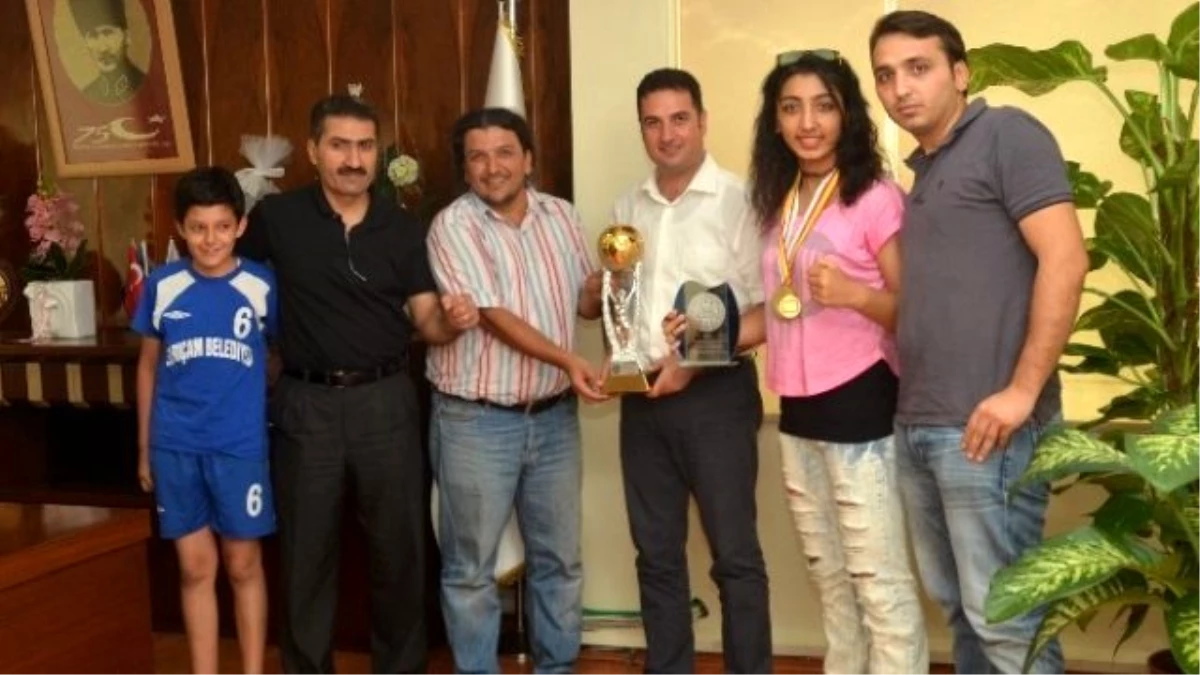 Ataşbak Avrupa Şampiyonu Sporcuyu Kutladı