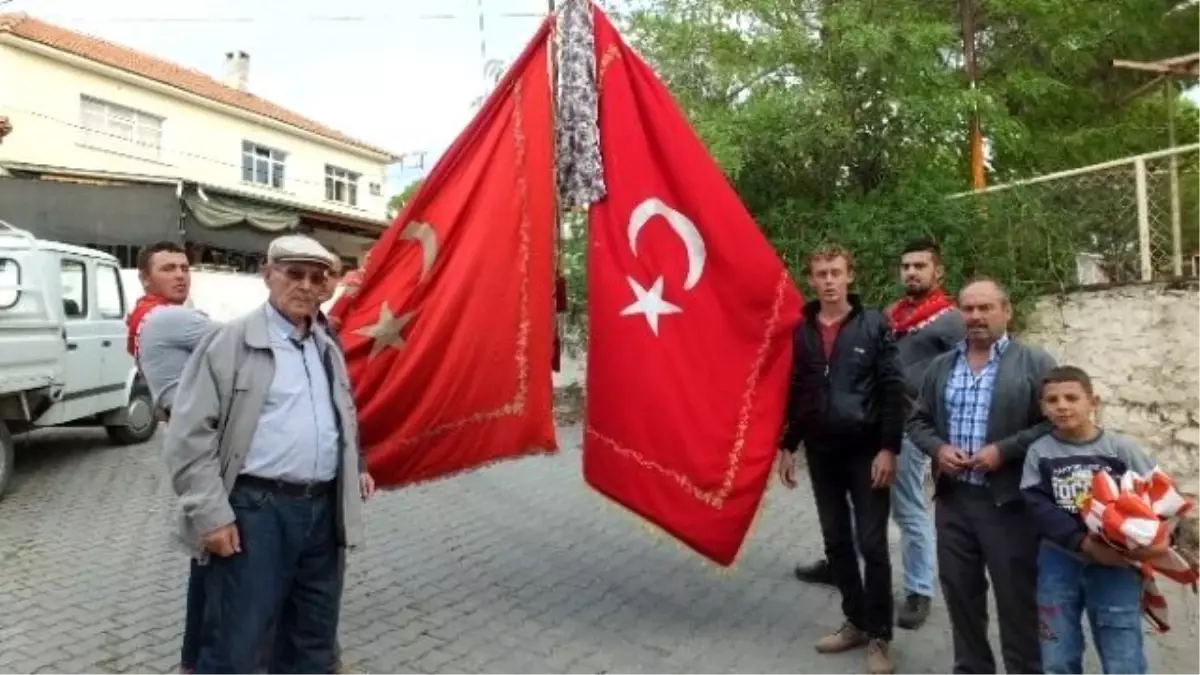 Burhaniye\'de Köylü Gençler Yarım Asırlık İpek Bayrak Taşıyor