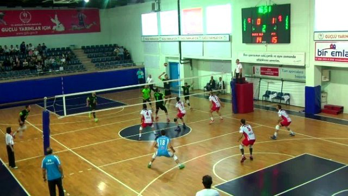 Düzce Belediyespor Erkek Voleybol Takımı Sezonun İlk Maçında PTT\'ye 3-1 Yenildi