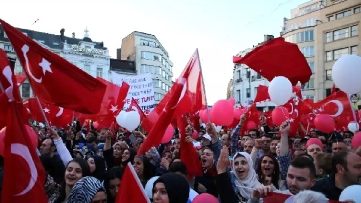 Erdoğan\'a Brüksel\'de Türk Vatandaşlarından Karşılama