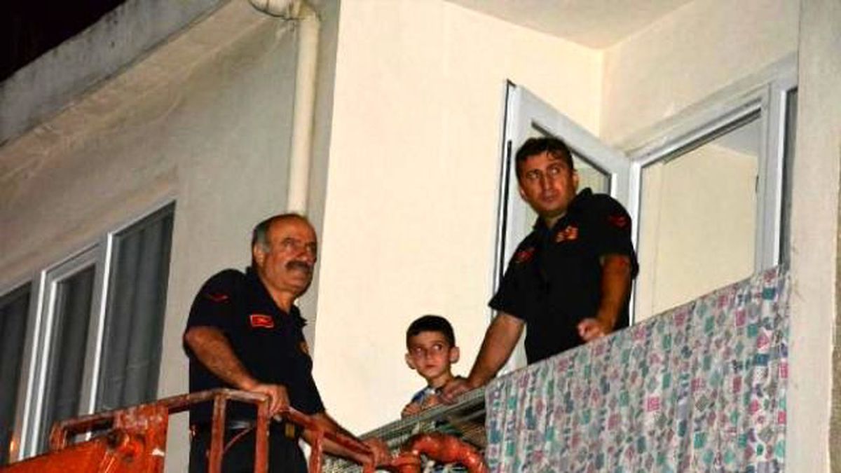 Evde Kilitli 6 Yaşındaki Bertan, Kardeşinin Burnundan Kan Geldiğini Görünce 112 Acil Servisi Aradı