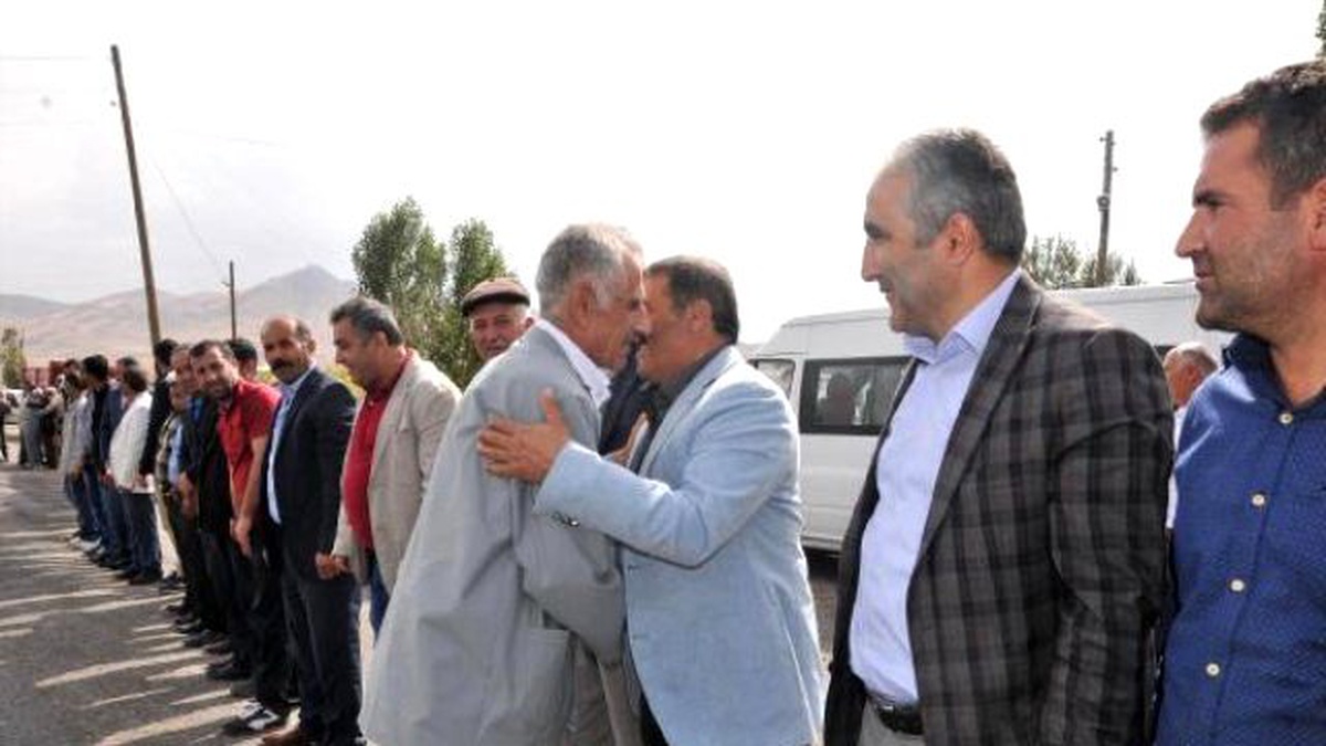 Hakkarili Hacıları Yakınları Yolda Karşıladı