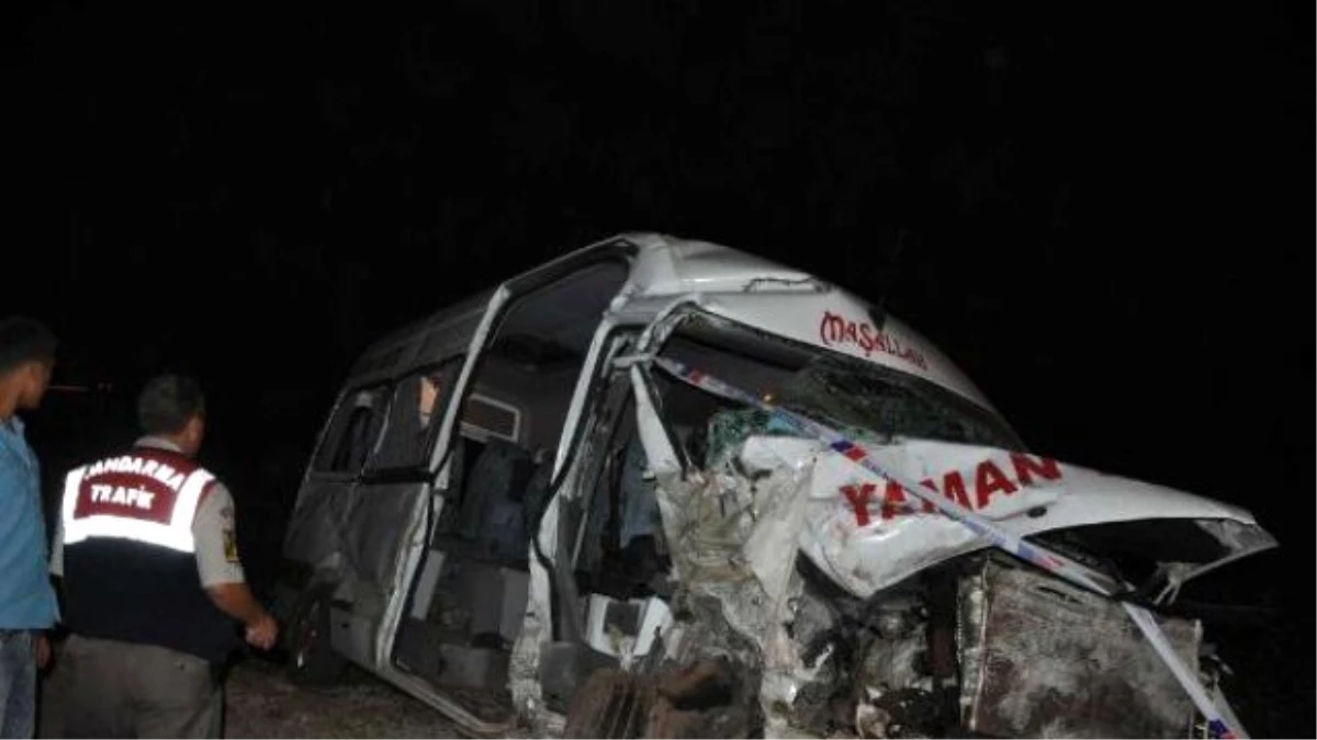 Gaziantep\'te İki Minibüs Kafa Kafaya Çarpıştı: 2 Ölü, 12 Yaralı