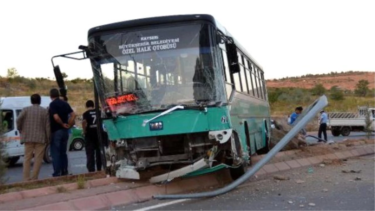 İşçileri Taşıyan Kamyonet Otobüsle Çarpıştı: 7 Yaralı