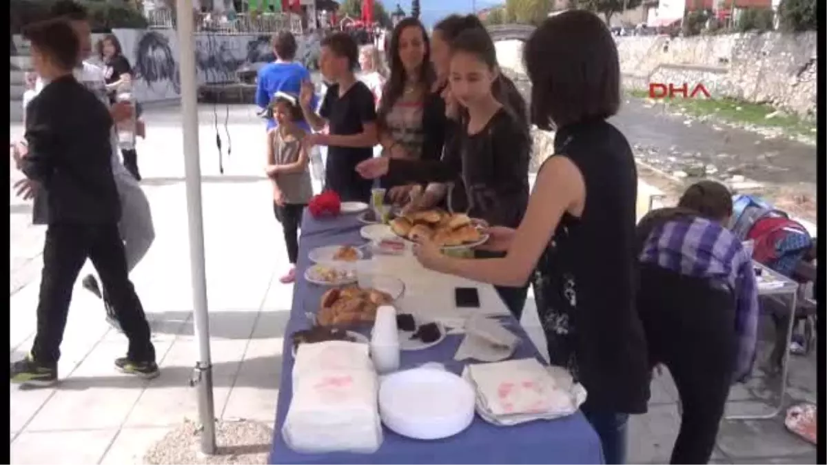 Kosovalı Türk İlkokul Öğrencilerinden Duygulandıran Kermes