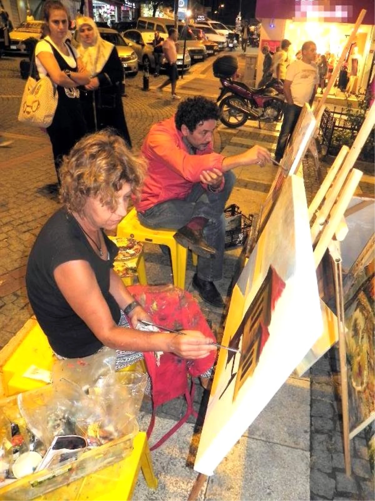 Özgür Ressamların\' Resmi Sokakta Yayma Çabası