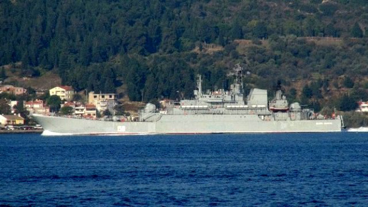 Rus Savaş Gemisi Çanakkale Boğazı\'ndan Geçti