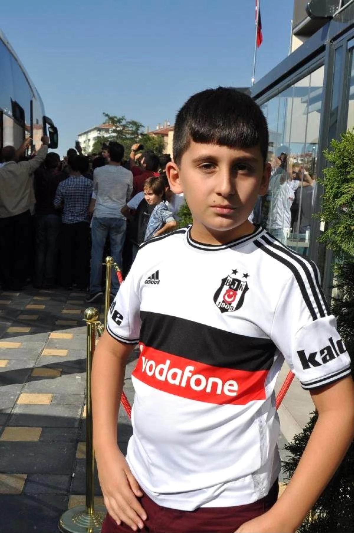 Soma\'dan Gelen Buğra, Eskişehirspor- Beşiktaş Maçını Annesiyle Birlikte Vip Tribününde İzledi
