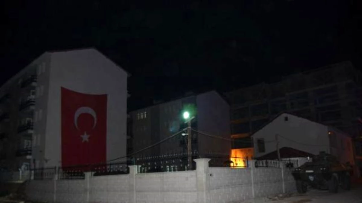 PKK\'lılar Tatvan\'da Polis Lojmanlarına Saldırı Düzenledi