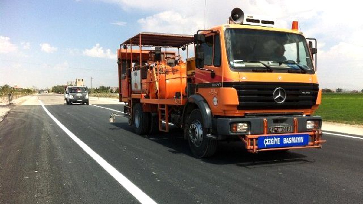 Yenikent\'te Yapılan Yollara Trafik Çizgileri Atıldı