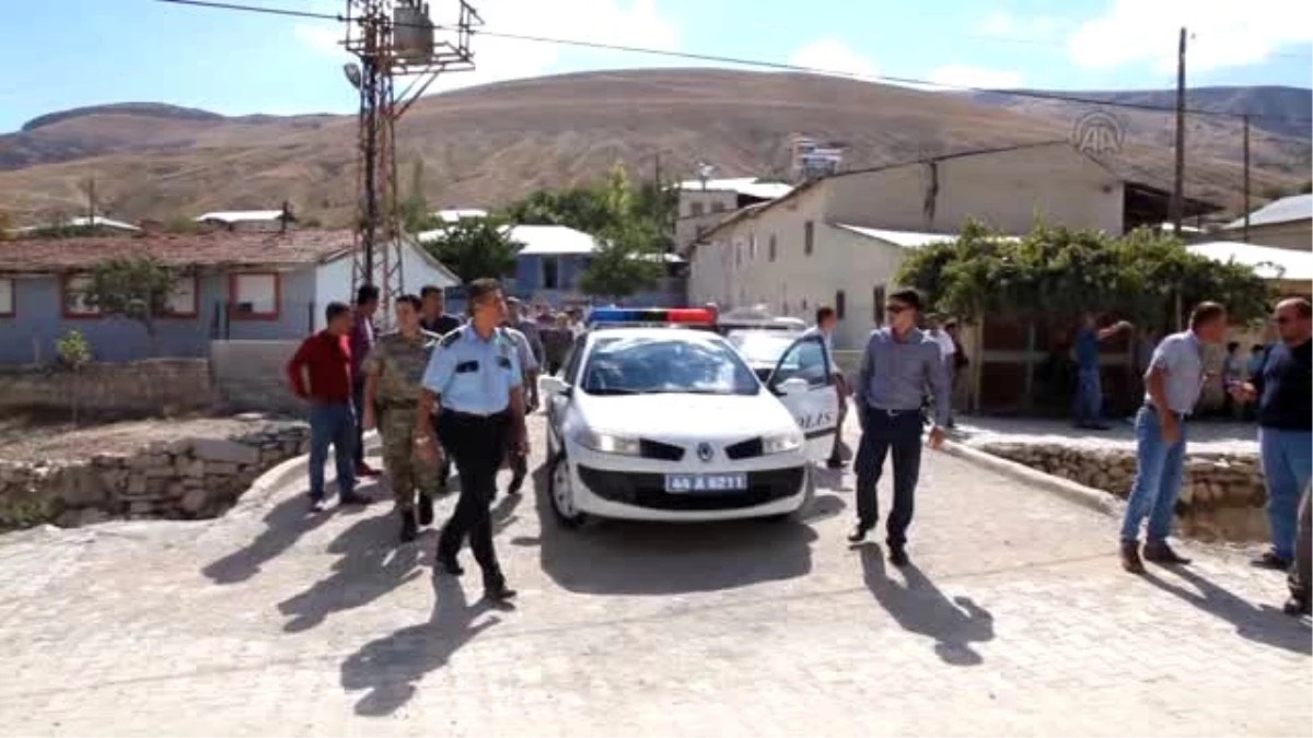 Zırhlı Polis Aracının Kamyonetle Çarpışması - Şehit Polisin Babaevi