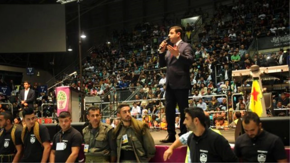 Almanya'da Konuşan Demirtaş'ın Korumaları Dikkat Çekti