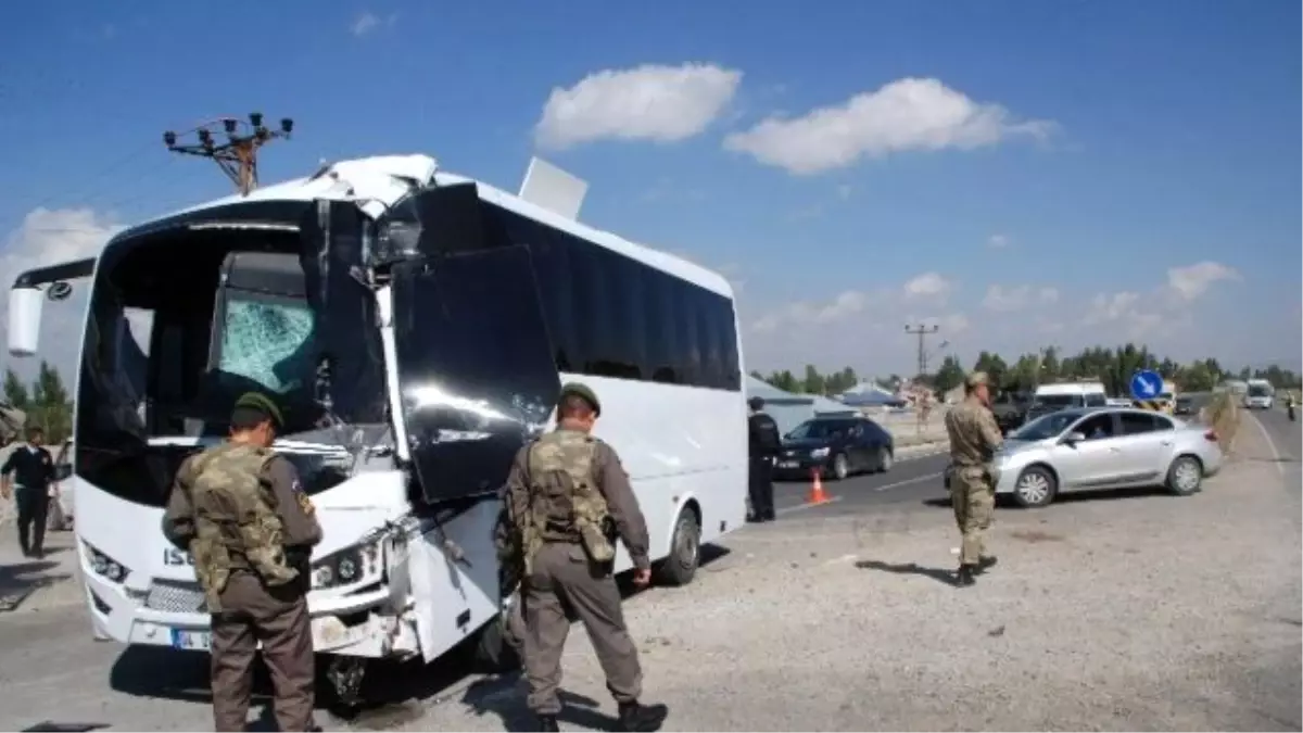 Askeri Araç Belediye Kamyonuna Çarptı: 11 Yaralı