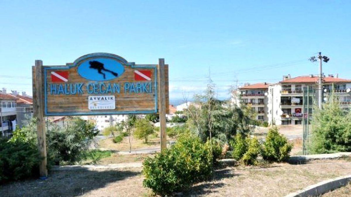 Ayvalık Belediyesi Parkların Tabelalarını Yeniledi