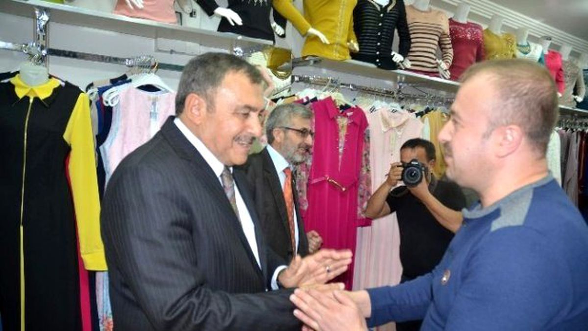 Bakan Eroğlu Sokak Hayvanları İçin Mama Kabı Dağıttı
