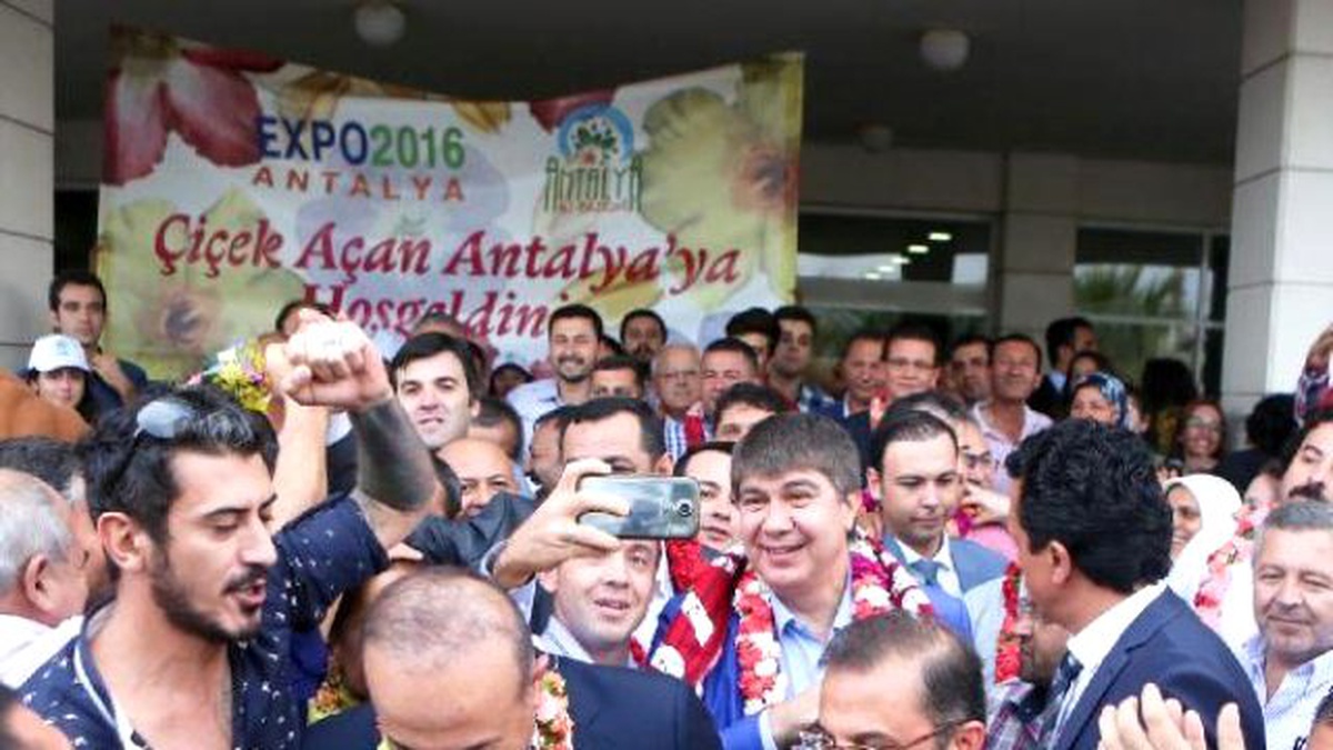 Beş Çiçekli Altın Şehir\' Ödülü Antalya\'ya Geldi