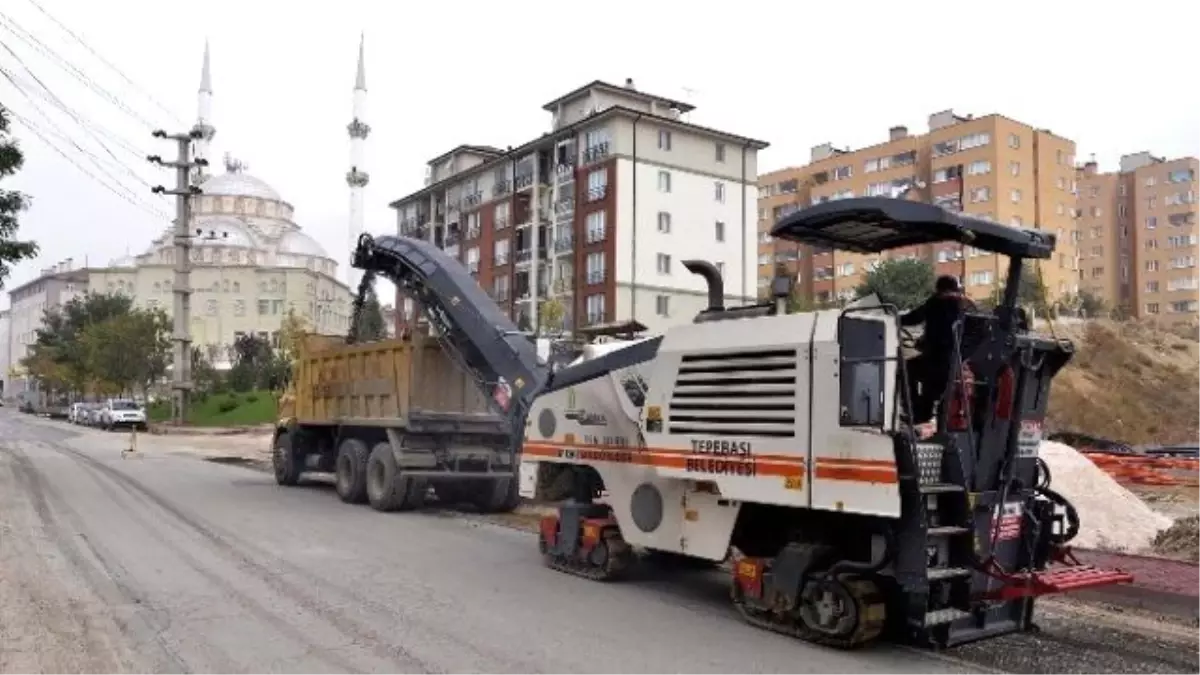 Fen İşleri Ekipleri Bozulan Asfalt Yolları Yeniliyor