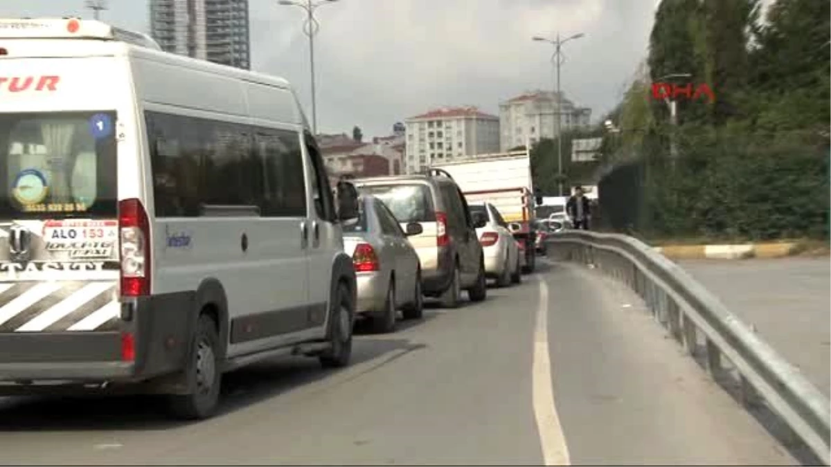 Kaza Trafiği Kilitledi, Vatandaşlar İşyerlerine Yürüdü