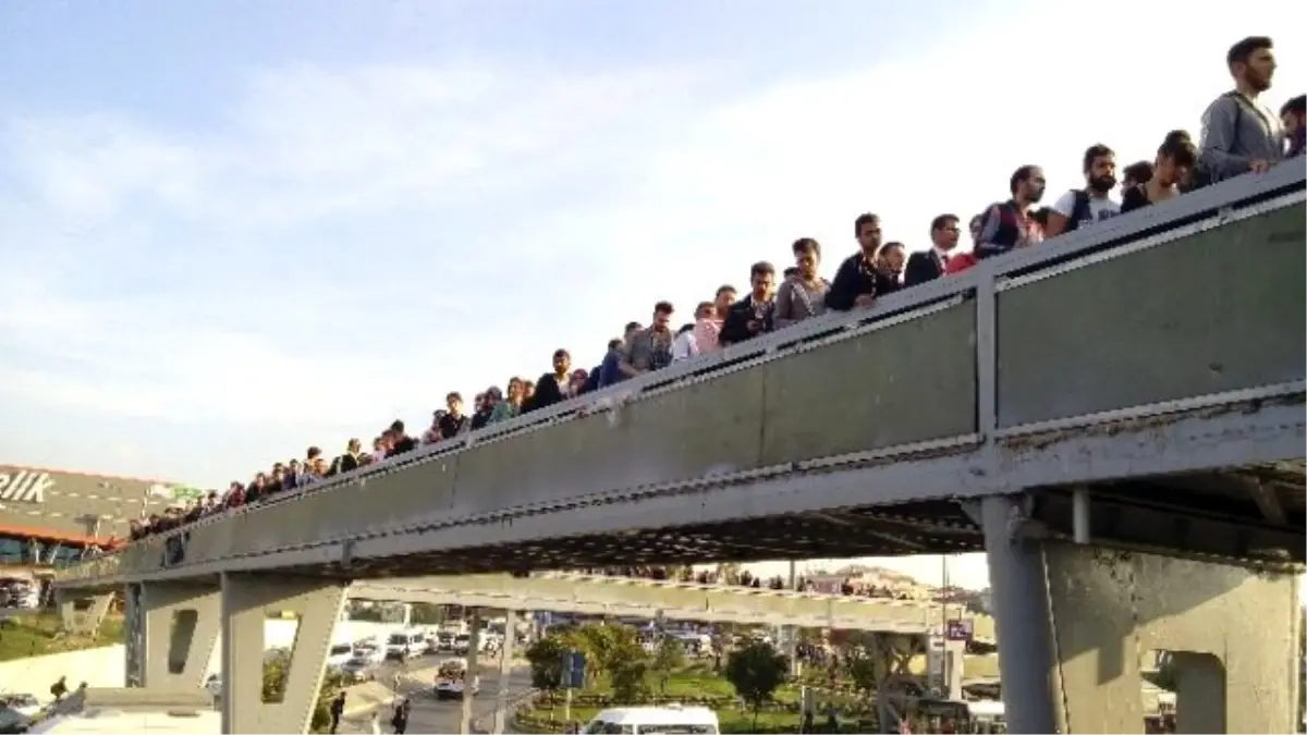 Metrobüs Durağında İnsan Seli