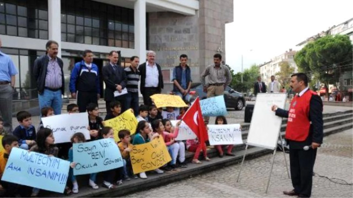 Okul İsteyen Iraklı Türkmen Çocuklara, Merdivenlerde Hayat Bilgisi Dersi