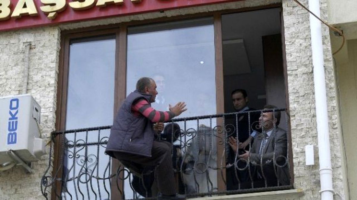 Savcılık Binasına Çıkan Çiftçinin İntihar Şovu