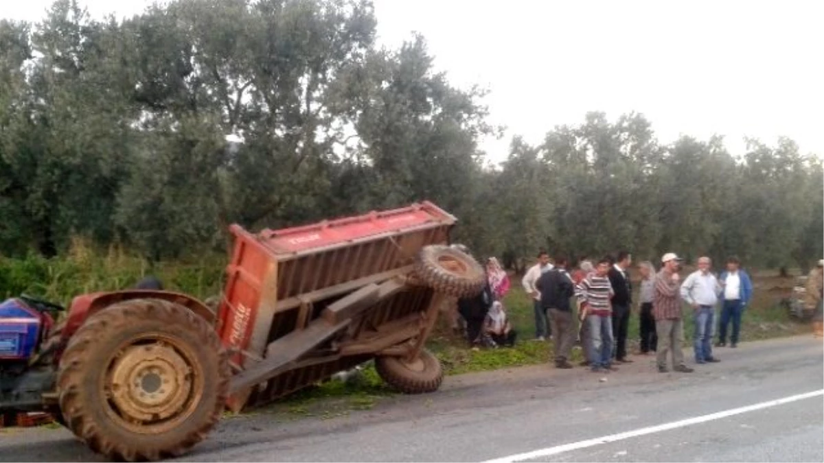 Taksi Traktöre Çarptı, İşçiler Yol Kenarına Savruldu