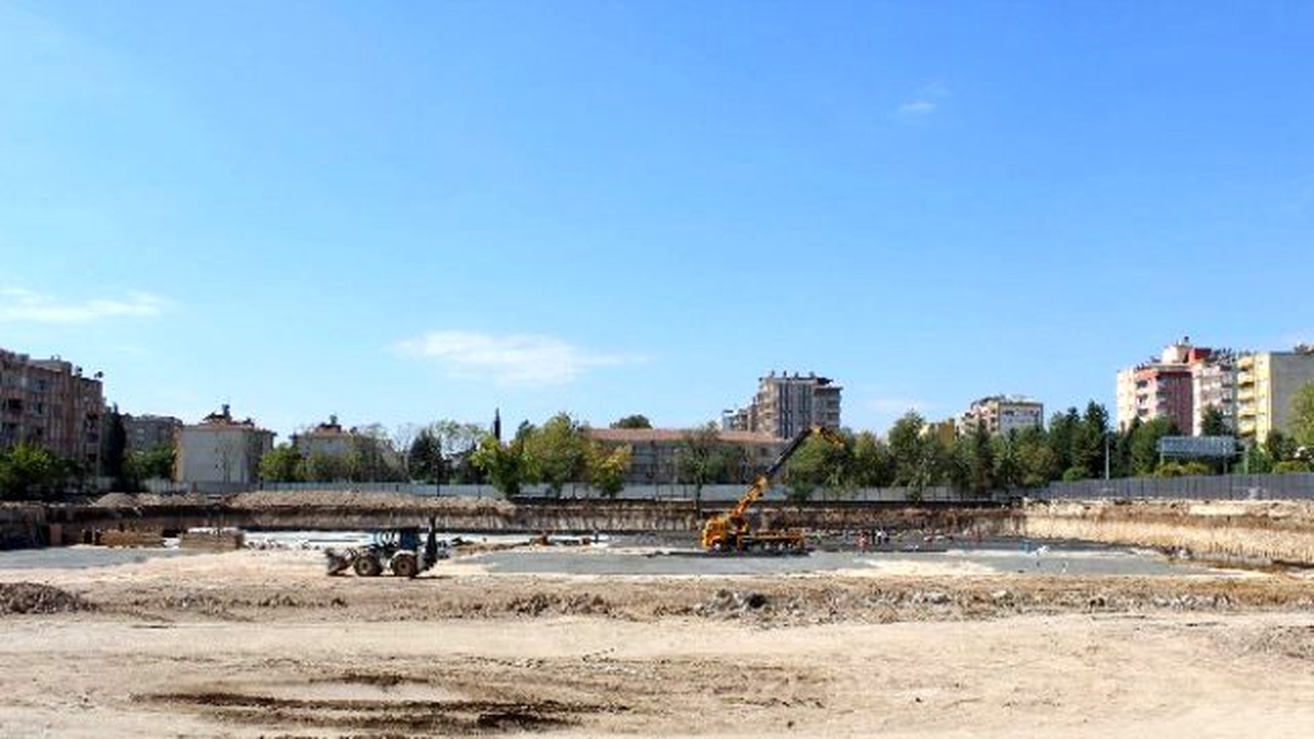 Yeni Hükumet Binasının Temel Kazası Yapılıyor