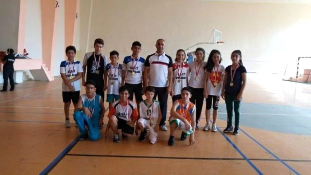 Badminton 15 Yaş Altı Türkiye Şampiyonasına 8 Adanalı Sporcu Katılacak