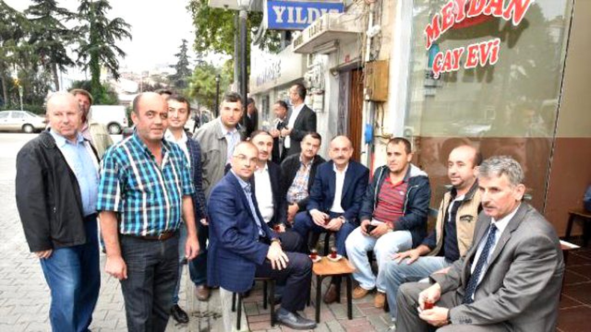Bakan Müezzinoğlu\'ndan Esnafla Çay Sohbeti