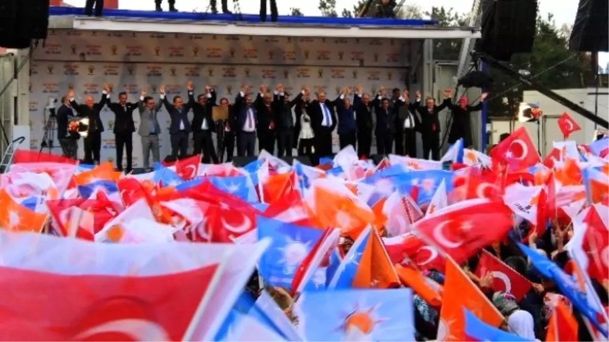 Başbakan Davutoğlu'ndan Asgari Ücret Eleştirilerine Yanıt