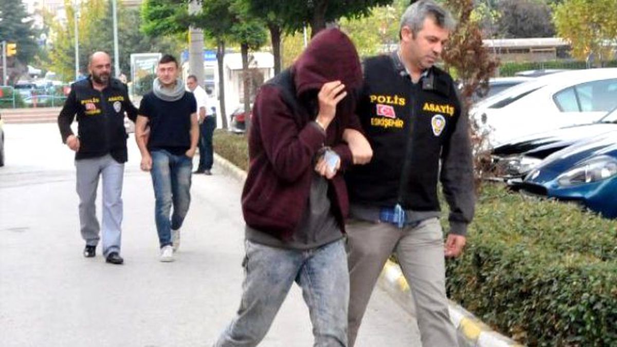 Eskişehir\'den Çaldıkları Kamyonetle Polatlı\'da Yakalandılar