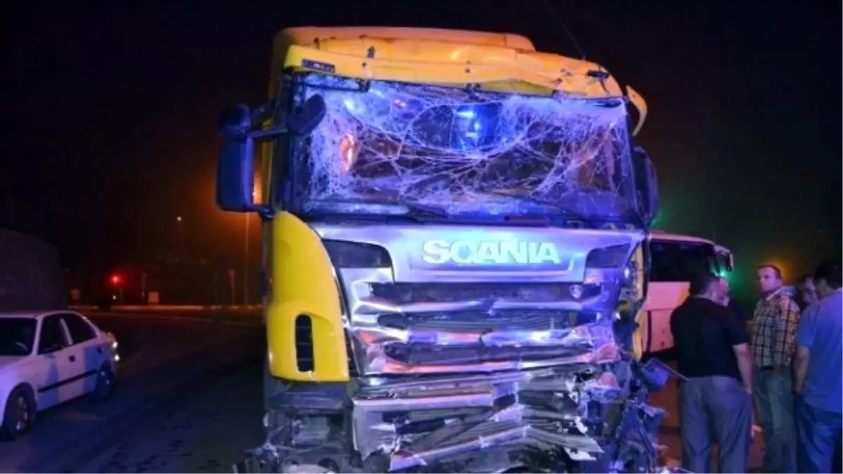 Işık İhlali Yapan TIR, Midibüsü Sürükledi: 5 Yaralı