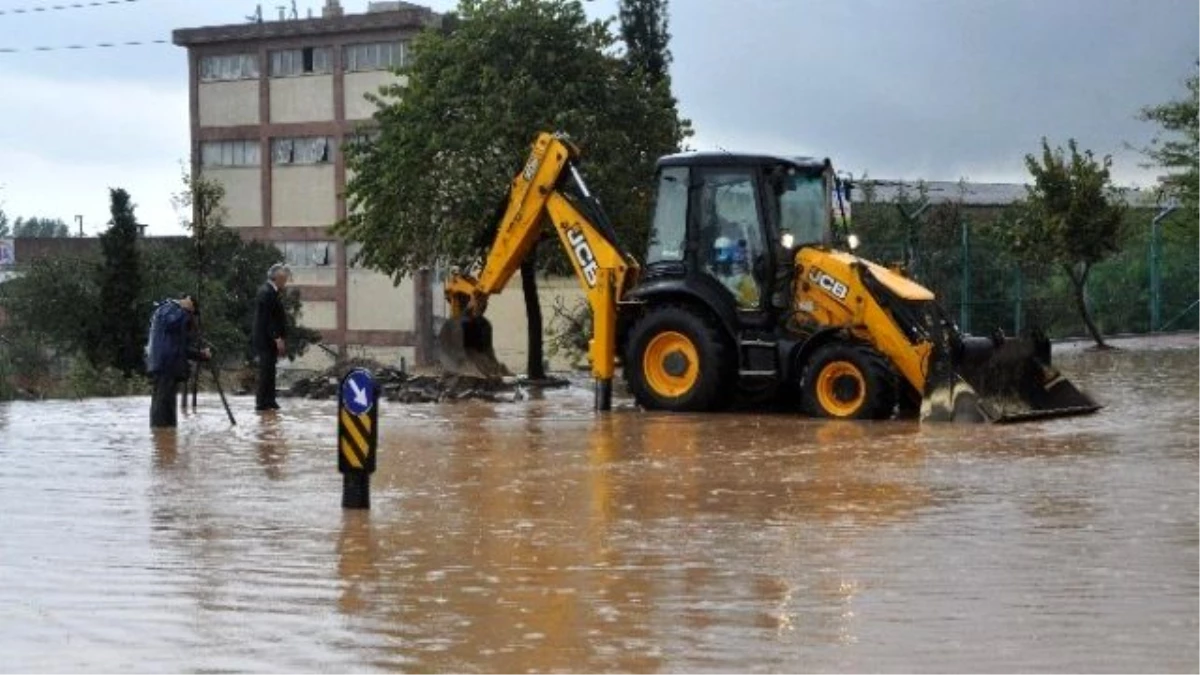 Gebze\'de Sağanak Yağış Hayatı Felç Etti