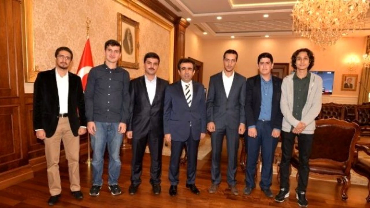 Genç Kişisel Gelişim Kulübü Yönetimi Vali Güzeloğlu\'nu Ziyaret Etti