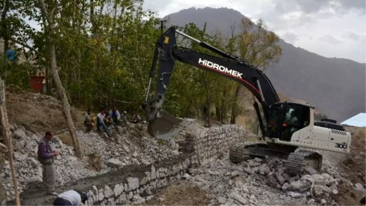 Hakkari Belediyesi Yeni Açtığı Yola İstinat Duvarı Yapıyor