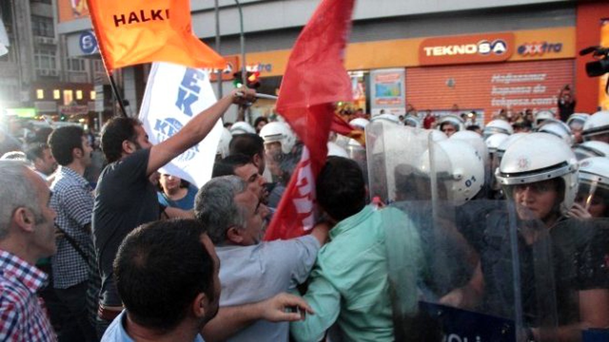 İzinsiz Yürüyüşe Polis Müdahalesi