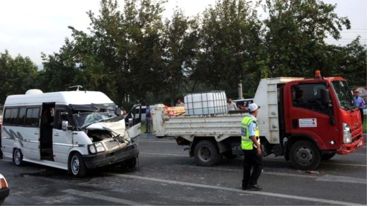 Kahramanmaraş\'ta Zincirleme Trafik Kazası: 21 Yaralı