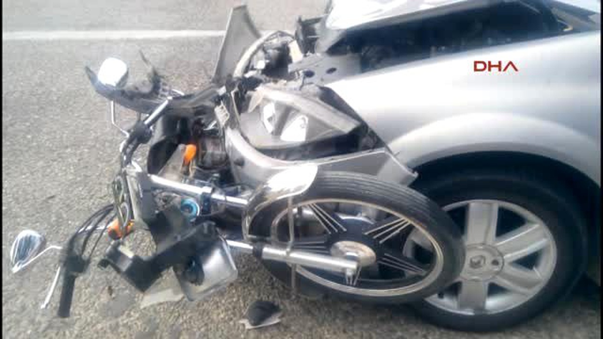 Kahta\'da Otomobil Motosiklete Çarptı: 4 Yaralı
