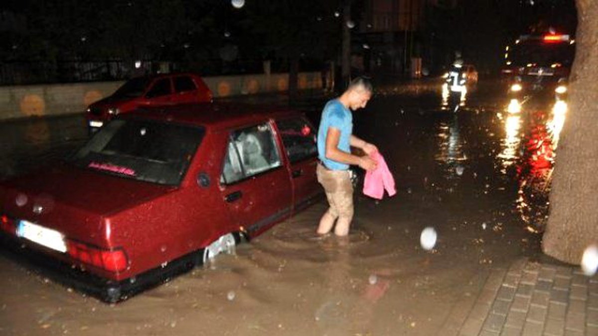 Karaman\'da Sağnak Yağış Hayatı Felç Etti