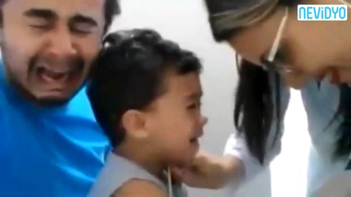 Oğlunu Sakinleştiremeyince Kendisi de Ağladı
