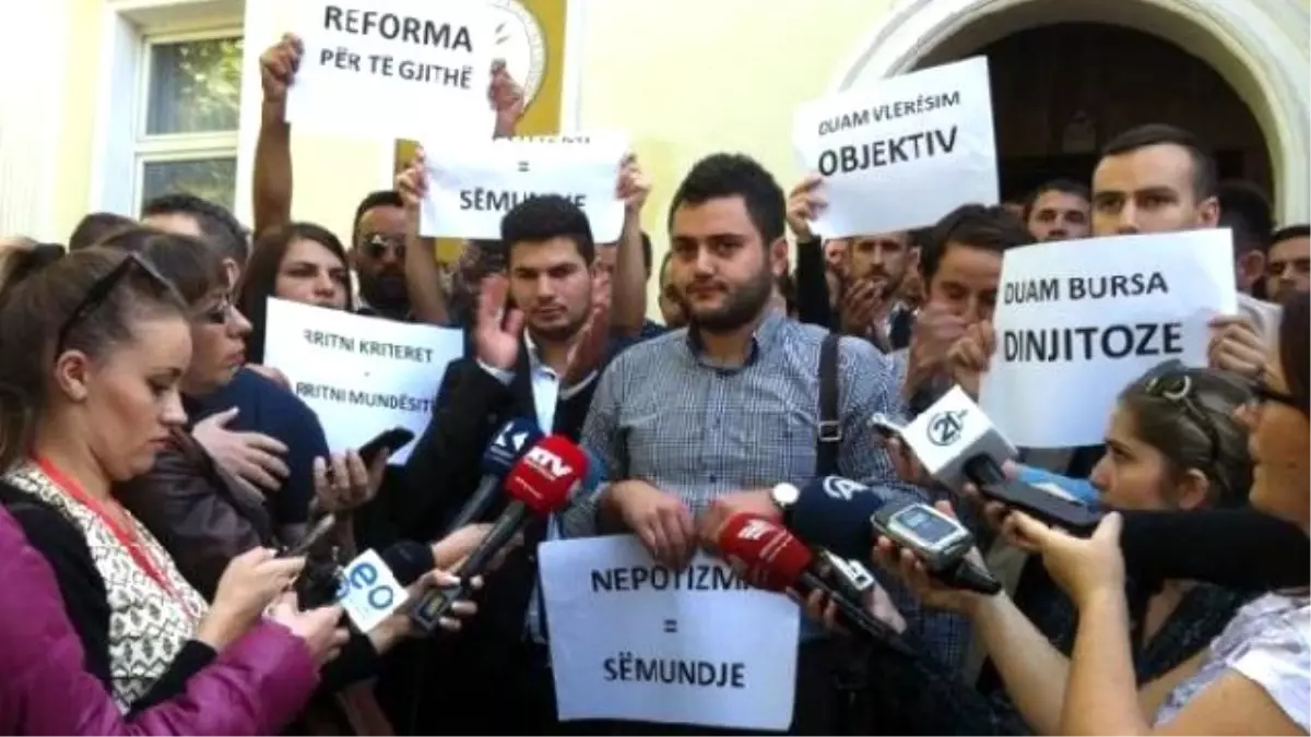 Priştine Üniversitesi Öğrencilerinden Protesto