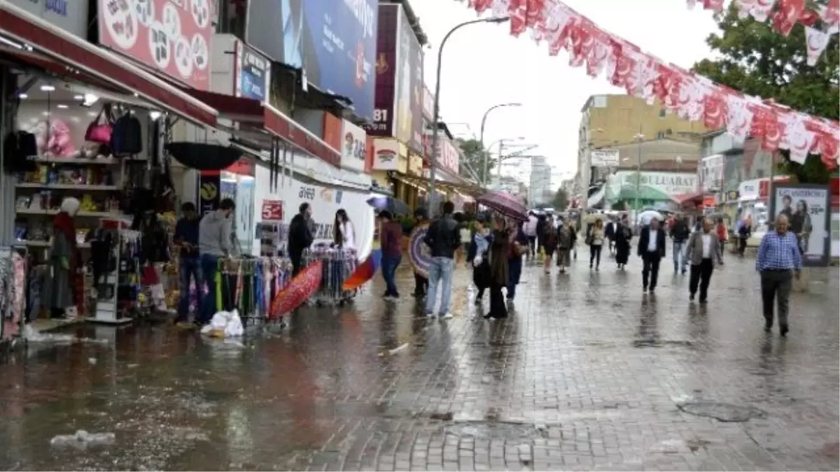 Yağmur Şemsiyecilerin Yüzünü Güldürdü