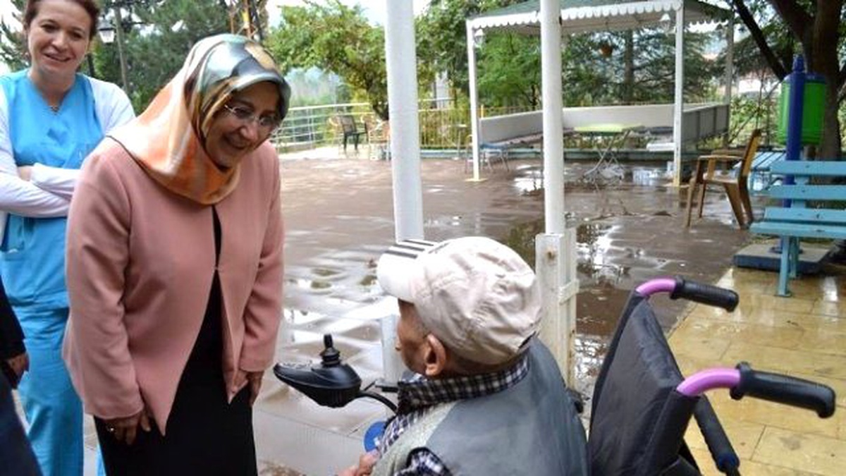 AK Parti Adayı Hatice Özkal Huzurevi Sakinleriyle Bir Araya Geldi