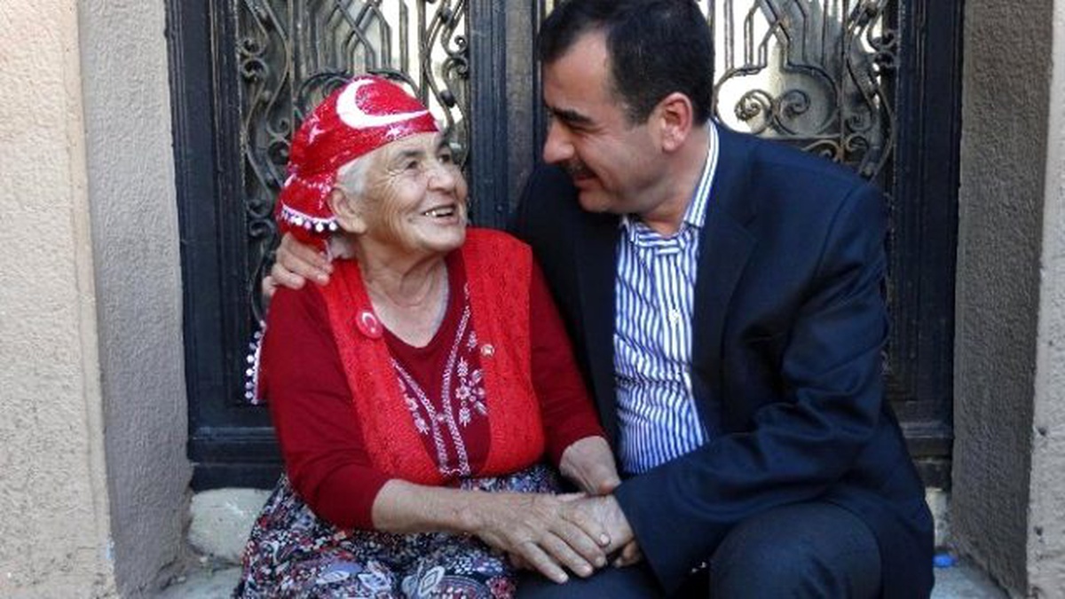 AK Parti\'li Erdem; "İyi Ki Varsın Bayrak Ana"