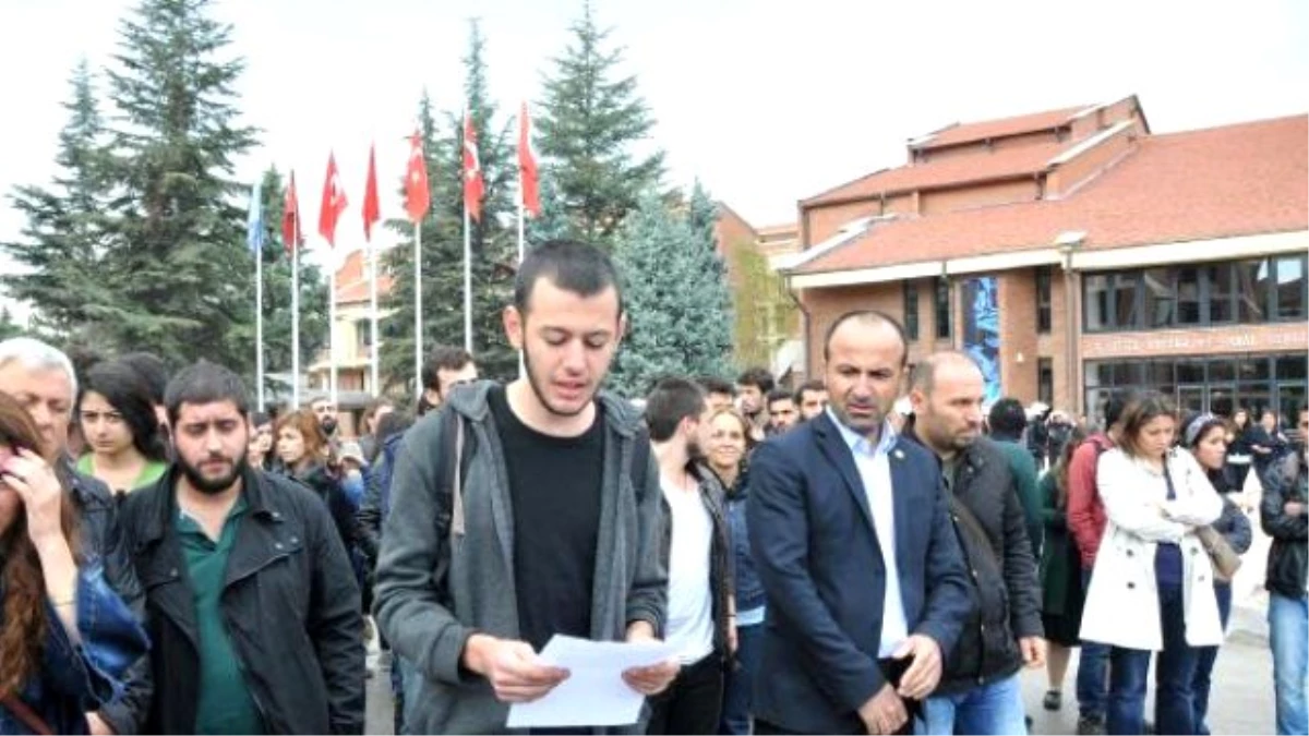 Anadolu Üniversitesi\'nde Öğrenciler Okuldan Uzaklaştırmaları Protesto Etti